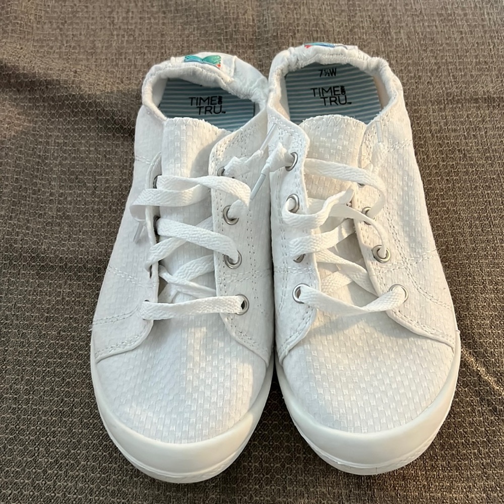 NWOT-white slip on sneakers